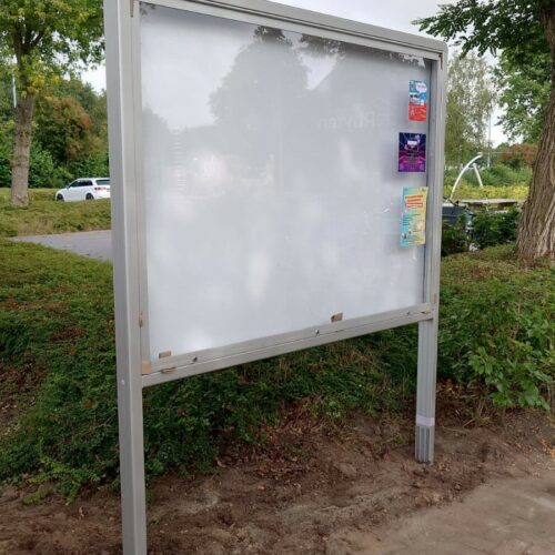 Vrijstaande informatieborden 49 Dit vrijstaande informatiebord met robuuste aluminium omlijsting en staanders is ideaal voor buitenlocaties, schoolpleinen, bedrijfsterreinen en openbare ruimten. Door de keuze tussen gehard glas of extra sterk polycarbonaat bepaalt u zelf de mate van stevigheid en veiligheid van uw vitrine.